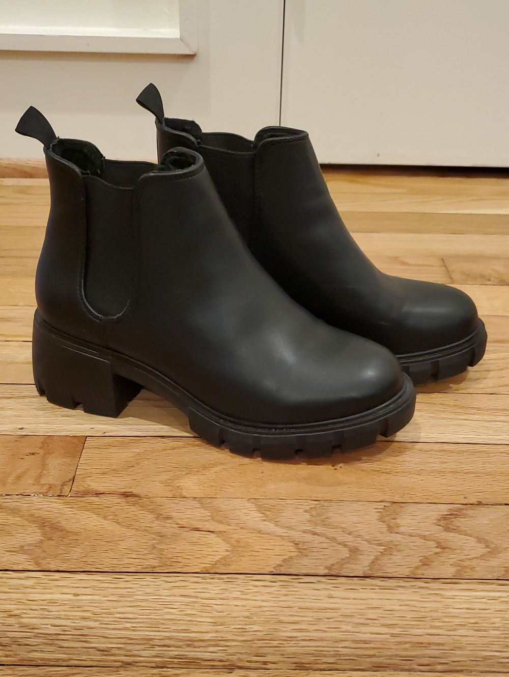 Steve Madden Howler Black Chelsea Lug Boot - Classic Pull-On Style Size 7.5